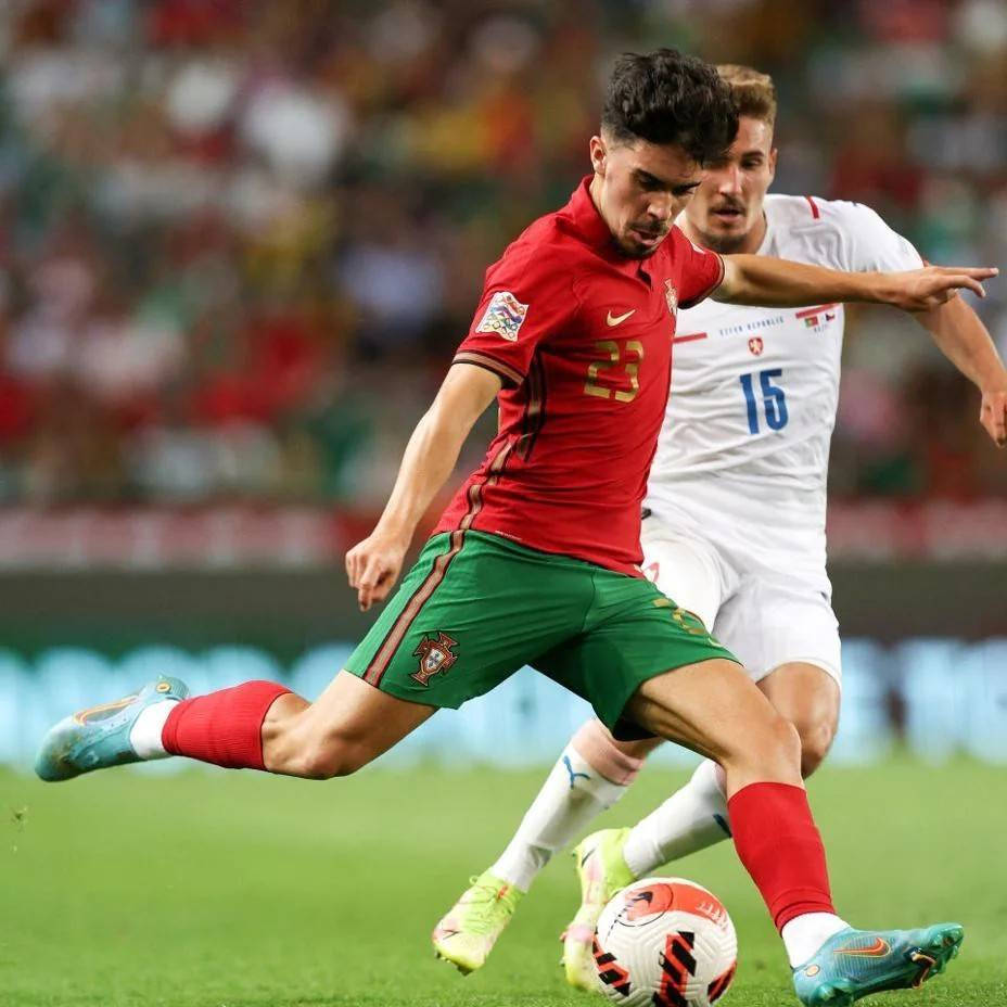 窗口期曼联调整名单以备亚冠Karsa在西班牙队比赛中大胜，网友：上海申花今晚战术微调的简单介绍